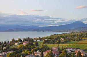 lago di garda in italia foto