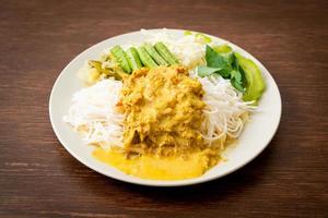 spaghetti di riso thai con curry di granchio e verdure varie foto