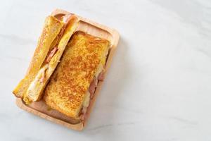 French toast prosciutto pancetta formaggio panino foto