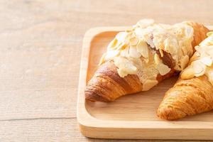 croissant con panna e mandorle foto