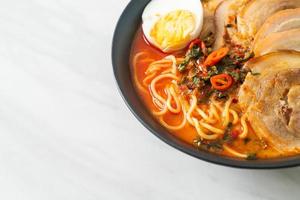 ramen noodles zuppa piccante di tomyum con arrosto di maiale foto