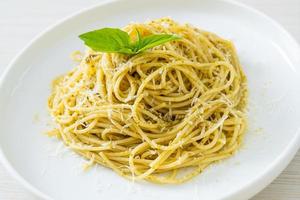 spaghetti al pesto - cibo vegetariano foto