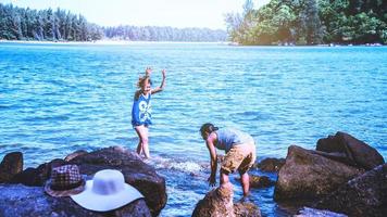 donne e uomini amante asiatici viaggiano nella natura. viaggiare rilassati. gioca con l'acqua di mare sulla spiaggia. in estate. Tailandia foto