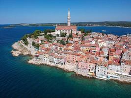 vista aerea sulla parte vecchia della città di Rovigno in Croazia e la chiesa di st. eufemia. foto