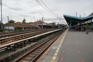 una vista della stazione della linea per pendolari di Manggarai a Giacarta. foto