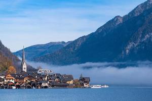 villaggio di montagna di hallstatt in una giornata di sole dal classico punto di vista da cartolina salzkammergut austria foto