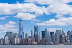 skyline di new york city nel centro di manhattan con un centro commerciale mondiale e grattacieli in una giornata di sole usa foto