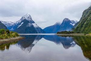milford sound mitre peak, parco nazionale di fiordland, isola del sud, nuova zelanda foto