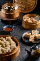 assortito Cinese dim sum nel bambù cestino. dim sum è un' grande gamma di piccolo piatti quello cantonese persone tradizionalmente godere nel ristoranti per prima colazione e il pranzo. foto