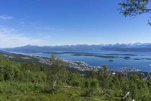 Vista panoramica sulle montagne con alcune isole nel fiordo di Molde, Norvegia foto