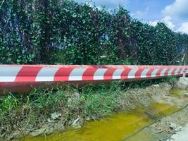 nastro rosso e bianco di pericolo, divieto di passaggio foto