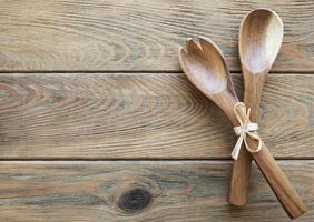 due cucchiai di insalata di legno