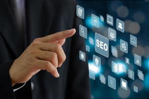 mano dell'uomo d'affari che tocca uno schermo virtuale, icona di affari. SEO ottimizzazione dei motori di ricerca business technology concept marketing ranking sito web internet. foto