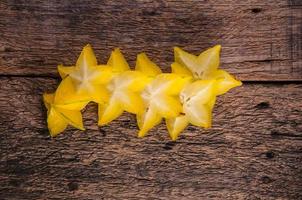 frutto di stella mezzo taglio di frutta tropicale di mela stellata foto