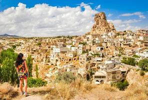 caucasico, giovane, turista, su, punto di vista, stare in piedi e guardare, castello ostahisar, punto di riferimento, in, cappadocia. vacanze di viaggio in turchia foto