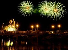 fuochi d'artificio verdi sopra il ponte foto