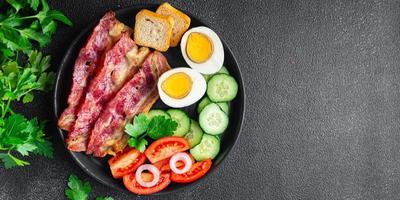 colazione pancetta, uova, verdure pasto sano cibo spuntino sul tavolo spazio copia foto