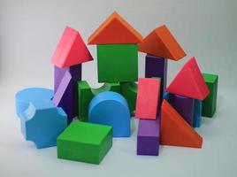 giocattoli per bambini blocchi di costruzione unici e colorati su sfondo bianco isolato. giocattolo educativo per bambini. foto