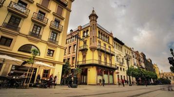 siviglia, spagna - 7 febbraio 2020 - centro storico sulla famosa via della costituzione a siviglia in spagna. foto