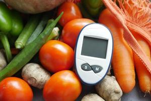 strumenti di misurazione diabetica e verdura fresca sul tavolo foto