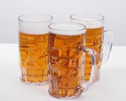 bicchieri di birra chiara foto