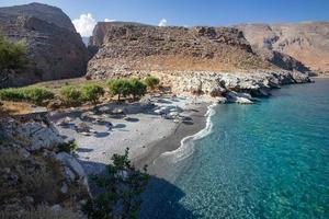 spiaggia di marmara con la gola di aradena in lontananza. creta, grecia. foto