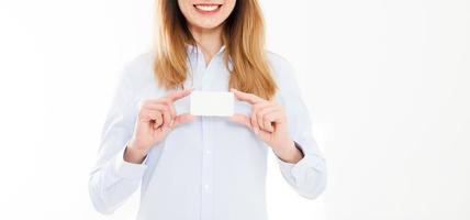 giovane donna in camicia azienda biglietto da visita isolato su uno sfondo bianco, mano femminile che tiene carta. concetto di affari. copia spazio foto