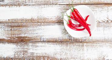 red hot chili pepper calli vintage metallo sfondo culinario - vista dall'alto