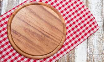 tovagliolo e tavola per pizza sul primo piano della scrivania in legno, tovaglia. tela, strofinacci su sfondo bianco tavolo in legno vista dall'alto mock up. messa a fuoco selettiva foto