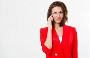 donna ebrea in tailleur rosso parlando al telefono isolato su sfondo bianco foto