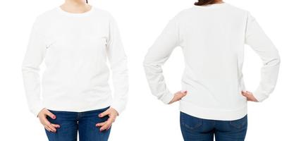 set maglietta bianca collo largo, maniche lunghe, su una giovane donna in jeans, isolata su sfondo bianco, davanti e dietro, mockup. foto