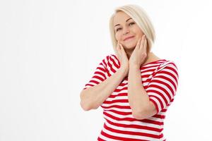 ritratto di attraente giovane donna di mezza età sorridente su sfondo bianco isolato foto