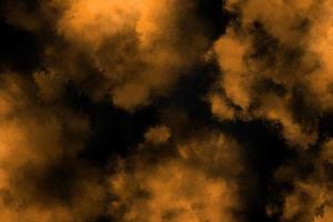 esplosione astratta polvere arancione polvere multicolore esplodere vernice spruzzata nuvola modello su arancione. foto
