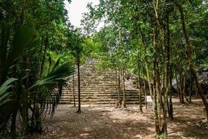 nohoch mul piramide presso le antiche rovine della città maya coba foto