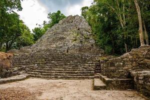 nohoch mul piramide presso le antiche rovine della città maya coba foto