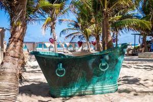 vasca da bagno in metallo in stile vintage al resort sulla spiaggia con opere d'arte a forma di cuore appese ad un albero foto