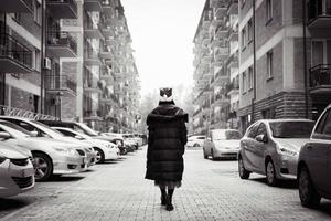 persona con cappello natalizio cammina per strada foto