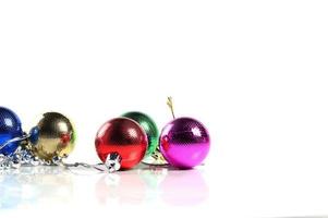 palle di Natale con ornamenti su sfondo bianco. foto