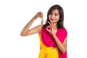 bella ragazza indiana che mostra rakhis in occasione di raksha bandhan. sorella cravatta rakhi come simbolo di amore intenso per suo fratello. foto