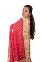 bella ragazza in posa in sari tradizionale indiano su sfondo bianco. foto
