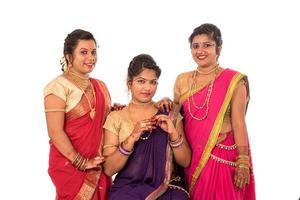 tradizionali belle ragazze indiane in sari in posa su sfondo bianco foto