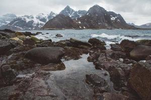 Norvegia montagna sulle isole lofoten. paesaggio scandinavo naturale. posto per testo o pubblicità foto