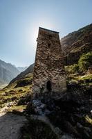 torre ancestrale. il villaggio balkaria superiore nelle montagne del caucaso in kabardino-balkaria, russia foto