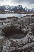 Norvegia montagne e paesaggi sulle isole lofoten. paesaggio scandinavo naturale. posto per testo o pubblicità foto