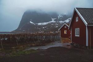 norvegia rorbu case e montagne rocce sul paesaggio del fiordo viaggio scandinavo vista isole lofoten. paesaggio scandinavo naturale. foto