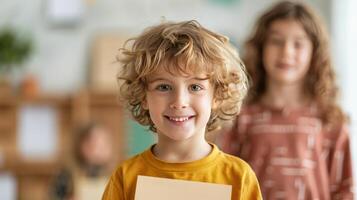 un' bambino Tenere un' pezzo di carta nel davanti di lui foto