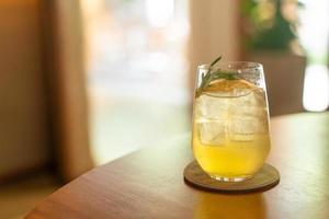 bicchiere di miele al limone ghiacciato con rosmarino foto