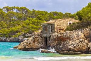 casa in pietra sulla spiaggia cala samarador amarador maiorca spagna. foto