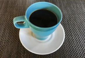 tazza blu di pentola con caffè nero su maiorca spagna. foto