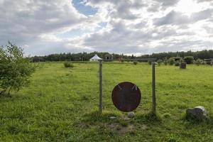 gong rotondo vicino al villaggio nel prato. foto